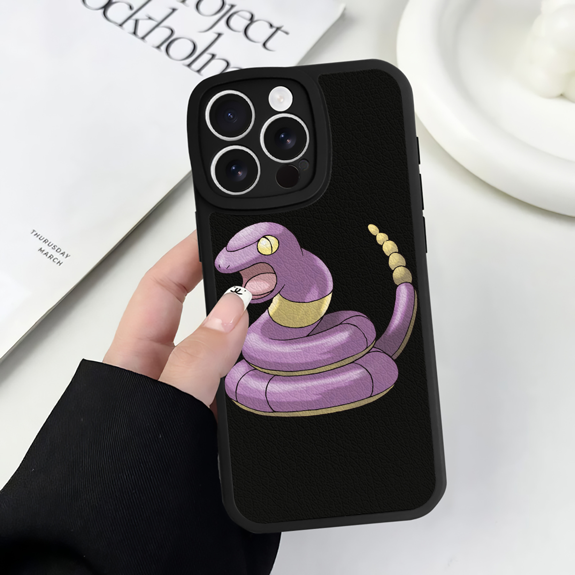 （画像用） ポケットモンスター Pokémon 【iPhone 16シリーズ対応】シリコンスマホケース（レザー調） 材質：シリコン